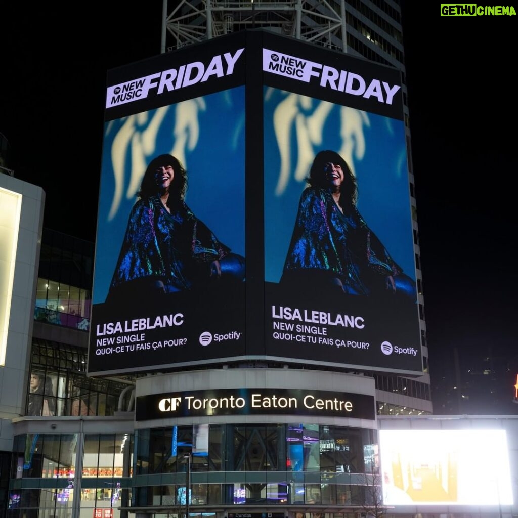 Lisa LeBlanc Instagram - Ma face de pet sur la grousse billboard à Toronto! Thanks @spotify @spotifycanada! 📷 @anniefrancenoel