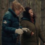 Lisa LeBlanc Instagram - Tellement heureuse de vous présenter le vidéoclip de Dans l'bois avec ma grande amie Edith Butler. On a écrit cette toune-là autour d'une table y'a 3 ans pi c'est fou de voir tout le chemin que ça fait depuis. (En passant, c'est Edith qui a construit le banjo que je joue!)