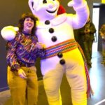 Lisa LeBlanc Instagram - Dans la catégorie: quessé qui se passe je comprends rien. Le bonhomme carnaval est venu me surprendre et dire bonjour après notre spectacle à Lille. #isitadream #carnavaldequebec Lille, France