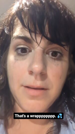 Lisa LeBlanc Instagram - MERCI pour cet été de folie! 25 shows plus tard pi 2 tonnes de runny mascara, c'est les vacaaaaances (m'en va me coucher pour un mois, lol jk je vais avoir trop de fomo mais on se comprend.)💃🛌🥳
#postshowglow #settingspray #postworkoutglow #glammakeup #zumba