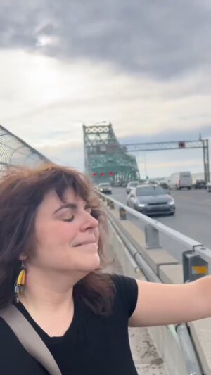 Lisa LeBlanc Instagram - Note to self: Finalement, marcher sur le pont Jacques Cartier à l’heure de pointe est pas l’activité la plus zen que tu peux faire dans ta semaine.

#zen #mybodyisatemple #fumes #breathoffreshair #nature #countrylife #montreal #quebec