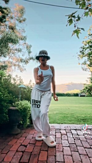 Lisa Rinna Instagram - Oh, don’t worry I’m still here 🤩