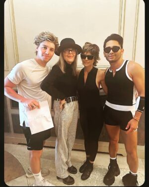 Lisa Rinna Instagram - Ok and then This happened!!!!!
You just never know who you’re going to run into in the Big Apple🍎
Omg!!! The Queen herself- Or  shall I say QUEENS!!!! ❤️🍎❤️‍🔥💃🏻🫠