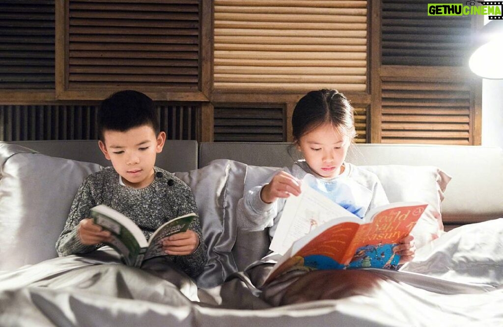 Liu Tao Instagram - 小安迪和弟弟祝大家六一儿童节快乐🐼🐰🎁我们一起看书～一起长大🎈🎈 ​​​