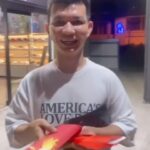 Liu Yu Kai Instagram - 對我來說！發獎金是很快樂的事