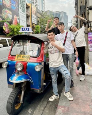Liu Yu Kai Instagram - 剛剛坐嘟嘟車太刺激了啦
-
這次我們 2/17 - 3/02 來哪連線呢 
就是要偶爾來點不一樣！
談到好多價格都超甜的啦 
我們到底在哪兒呢 (隨機回饋5人啦)