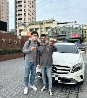 Liu Yu Kai Instagram - 哇！讓我們恭喜這次的賓士得主 🎉🎉
從台北來領獎了，真的是超幸運的啦！

他跟老婆說他中了
他老婆還以為在詐騙她 …

#謝謝大家的支持與愛護 
#我們只玩真的不玩假的