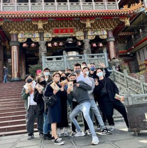 Liu Yu Kai Instagram - 我們今年來墾丁尾牙玩三天 
第一站先來車城福安宮拜拜 
店休三天如要自取的不要白跑一趟喔