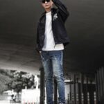 Liu Yu Kai Instagram - 雷地森！節克們 ... 告訴大家一件非常非常～厲害的牛仔褲 就是我身上穿這一件 ■ vol.809 仿舊藍膝上破壞牛仔褲 ■ 是我們今年 #玖壹壹 代言款 曾經還一度秒殺斷貨 這一款 ”仿舊藍“ 也是我私心偏愛的其中一種顏色 經典的復古藍搭配俐落的刷破點綴，就是很百搭！ 褲子的顏色，不會因為穿的次數越多而褪色 反而越穿越好看～ 穿過我們家的牛仔褲的人都知道 對於質料的講究，一直是我對品牌的堅持，用最好的牛仔褲品質，讓你享受到穿起來的“舒服感” 商品收到七天內都能免費換貨 不管一年四季、高矮胖瘦，通通都可以穿！ 竟然還有人沒買過我們家的 @yourkind.ltd 牛仔褲，趕快入手了！ 可以點擊首頁連結買喔 「YOURKIND牛仔褲」 #牛仔褲穿搭 #男生穿搭 #潮牌 #OOTD #玖壹壹