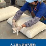 Liu Yu Kai Instagram - 解鎖新任務！ 超狂！大家等很久的終於來了，我們是全球第一位進入泰國乳膠枕工廠，真正的乳膠枕躺起來原來這麼舒服！我們以前買過的很多都不是最正宗最天然的！ 真正了解過後原來市面上有很多乳膠枕，添加重質碳酸鈣或石粉來滅少天然乳膠的成本，上述方法雖然可以有效降低成本，然而卻會增加乳膠桃的硬度。但我們賣得絕不向成本妥協所以柔軟又舒服！ 而且你們知道嗎？我過敏非常嚴重，躺這個後沒什麼過敏，也很少睡覺時打噴嚏！最正宗的泰國乳膠枕，細菌及微生物幾乎是無法生存於天然乳膠上，抗菌防蟎，無須清洗，也具有成千上萬個開放氣孔，非常有透氣性，可以讓睡眠品質大大提升！ 配合頂級工藝技術，造就出頂級的柔軟舒適且兼具良好的支撐力，能有效減少頭頸的壓力點。 我們要開賣的是擁有各項國際認證。更是唯一通過泰國國家工業標準局，所制定出最嚴格乳膠產品【TIS 1425-2540認證】的製造工廠。 哈哈！我講這麼多可能很多人也不會看完，為確保這枕頭的品質，所以製造過程非常的複雜，要經過很多種關卡！所以這次開賣的數量會非常有限。 我開賣的是頂級的天然乳膠，最頂尖的工藝技術！為了最好的品質，不添加奇怪東西，絕不向成本妥協！ 來！我這邊先稍微統計一下 平常睡不好的來簽到(你想買的數量) 這篇我會回饋幾位啦 😻😻