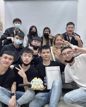 Liu Yu Kai Instagram - 昨天直播完！我在辦公室裡面用電腦打資料，突然整間店的燈光全暗，我想說到底是誰關燈，我都還沒忙完欸！我真的差點準備要開罵了 😂

我自己真的很少在過生日的！結果一群人，主管們跟客服還有包貨的夥伴們突然一起走進來給我提前的生日驚喜，就連佳俊也回來一起給我驚喜，還有我十幾年的朋友貞貞！還有些夥伴們有家庭要顧小孩沒辦法到場，但心意我都收到了！

還特別買了我一直很想要的最新蘋果M2輕薄筆電送我，我很喜歡，謝謝你們！

雖然我在工作上是真的非常嚴格，有時候講話也很直很機車，但我真的很愛你們！我很開心～謝謝你們所有人！我們都要更好更成長更進步 ❤️