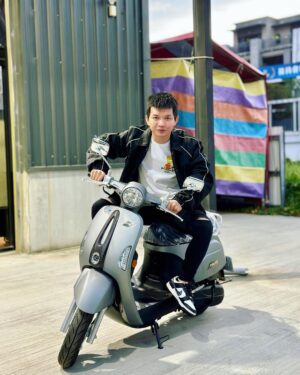 Liu Yu Kai Instagram - 這台機車是這次的貳獎 #大獎期待一下

你們最期待的生日福袋預告搶先看
年度最大檔最優惠的一次就在明天
11/04晚上2130 準時粉絲團直播見

獎項有很多 #超高200多萬
精品、限量球鞋、庫柏力克熊、
3C家電、紅包、行李箱、等等

鐵粉去年有買的自己說
滿不滿意福袋的內容物
裡面的產品是不是真的超實用

#重點來了喔
今年的內容物比去年還要更好
就是要讓大家收到都是開心的 😙😙😙