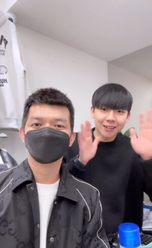 Liu Yu Kai Instagram - 我快把歐巴逼瘋了！太可愛了 😆😆
他只想趕快逃離鏡頭 
只能說 10/29 21:00 #飯店場part2 會更猛更好玩