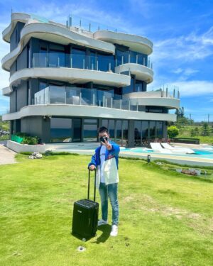 Liu Yu Kai Instagram - 這次澎湖真的好好玩～
而且大家都好熱情喔
吃了好多海鮮餐廳跟吃了好多的小吃 
還有去薰衣草森林浮潛跟去寬版滑水
我們選的店家教練都超親切的啦超推
然後住的民宿也很乾淨景色又超美！

還有一個重點就是
花火節現場煙火超美超震撼

最後回程還買了一家超好吃的黑糖糕
超開心的啦！