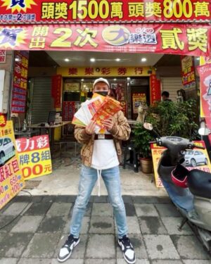 Liu Yu Kai Instagram - 過年就是要玩一下刮刮樂
刮到後面手太酸 
我都直接掃QR碼兌獎😂

新年快樂各位