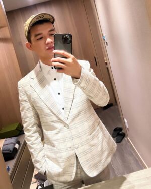 Liu Yu Kai Instagram - 這次尾牙自己當主持人
穿這樣應該可以吧 !!!!!

西裝： @repos_gentlemen