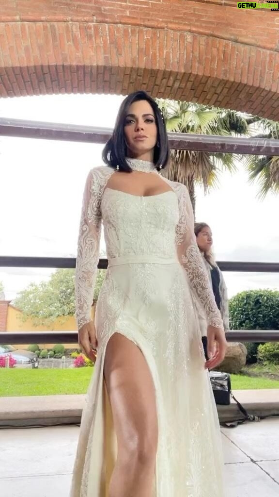 Livia Brito Pestana Instagram - Si, la coreo no va, pero tenia que subir este video🙈🙈🙈(mutearon la cancion bbs)😅 ¿Les gustó mi vestido de novia del final de telenovela? #liviabrito