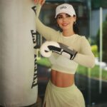 Livia Brito Pestana Instagram - Se gana o se aprende, nunca se pierde 🥊 . . ¿Cuál deporte te gusta practicar en tu tiempo libre bebé? @alo @aloyoga #alo #aloyoga