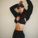 Livia Brito Pestana Instagram - Vibra bonito y atraerás cosas bonitas 🖤✨ . . . @alo @aloyoga #alo #aloyoga