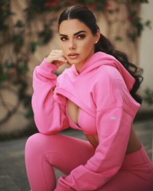 Livia Brito Pestana Instagram - El lunes es del color que tú lo veas 🩷🌸🌷
.
.
.
@alo @aloyoga #alo #aloyoga