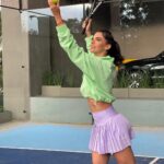 Livia Brito Pestana Instagram - Días de descanso para hacer actividades que disfrutas!! Me gusta el tennis, también me gusta jugar voleibol, a ti bebé que te gusta? #alo #aloyoga @aloyoga Mexico City, Mexico