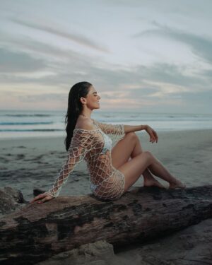 Livia Brito Pestana Instagram - Ya es ombligo de semana mis #bebesdeluz 
Cuéntenme… ¿cómo va su semana? 
Les mando muchos besos 😘💕

#liviabrito #pic #playa