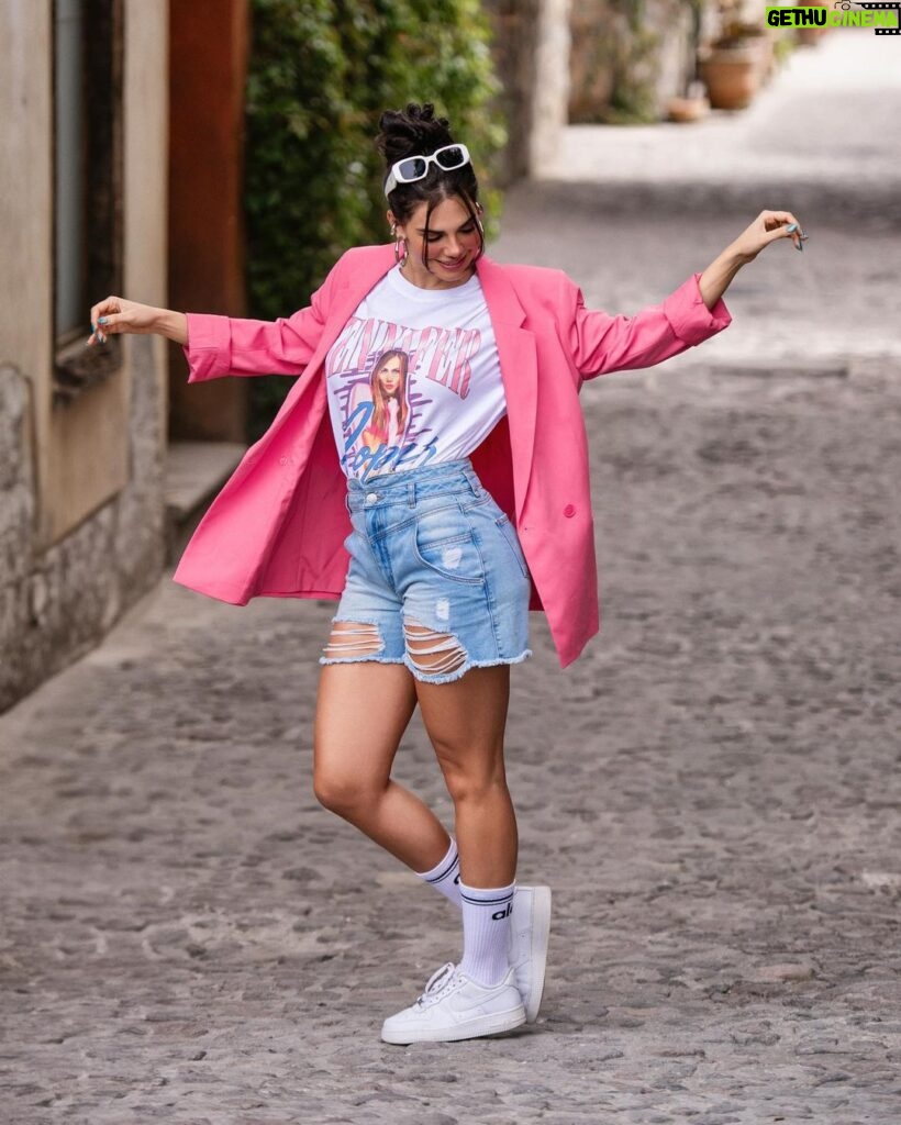 Livia Brito Pestana Instagram - I mean…🍦💖👛🎀🌸 Ya casi se acerca el fin de semana para salir y disfrutar con tus seres queridos, ¿cuál es tu postre favorito? El mío el helado . . . 📸: @nyusage #newpost #newphoto #liviabrito #cdmx #latina #instagram #instapost #pink #pinkrosegirls #pinkstagram #style #actress