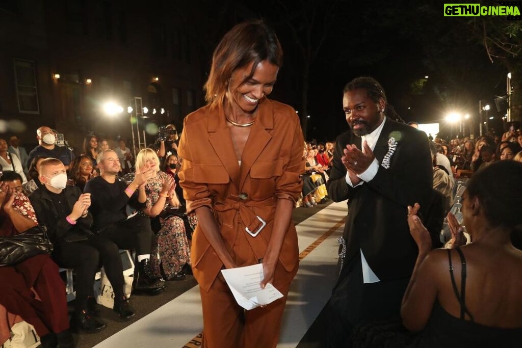 Liya Kebede Instagram - Thanks for honoring me with the Icon Award and a beautiful night ✨ @harlemfashionrow @bananarepublic @brandicedaniel @harbison.studio #nyfw New York City, N.Y.