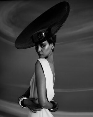 Liya Kebede Instagram - “Mi piace sentirmi e vedermi trasformata, non devo necessariamente piacermi. Attraverso gli occhi degli altri, posso vedere altri lati di me che non conosco”, spiega la nostra cover star di dicembre @LiyaKebede, fotografata da @CampbellAddy con lo styling di @ally.macrae. Per la modella di etnia Amhara, nata e cresciuta a Addis Abeba, il posare è innanzitutto una professione. Già protagonista nel 2008 della cover del Black Issue di Vogue Italia, la sua carriera come testimonial di grandi brand della moda e della cosmesi internazionale l’ha portata a diventare una delle 15 modelle più pagate del mondo. Scopri di più nell'articolo a cura di Mariuccia Casadio (@exquisit_m) al link in bio e in edicola, a partire dal 30 novembre.

Credits:
Photographer @campbelladdy
Talent @liyakebede
Styling @ally.macrae
Hair @OlivierSchawalder
Make-up @_CelineMartin_
Mani @alexfeller
Movement Director @yagamoto
Set Designer @sophear_van
Production @kitten_production
Look: abito @albertaferretti, cappello @balmain

Head of Editorial Content @franragazzi 
Global Creative Director: @juancp 
Global Director, Talent & Casting: @mrsvoguester
#VogueCover #DecemberIssue