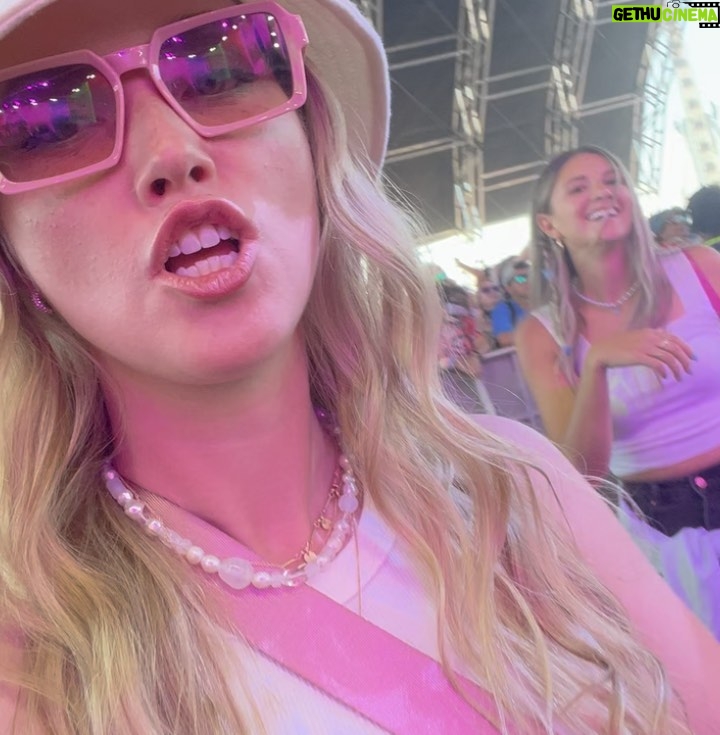 Liz Trinnear Instagram - Emochella! What a rad weekend celebrating @emonitela playing Coachella! The surprise appearance by @3oh3 was epic and one for the books! What a WILD experience, complete with dusty post-chella lungs 😂. Special shoutouts to @partywizard and his dance moves and @jessiereyez who is crushing it and reppin 🇨🇦 so hard on the big stage!