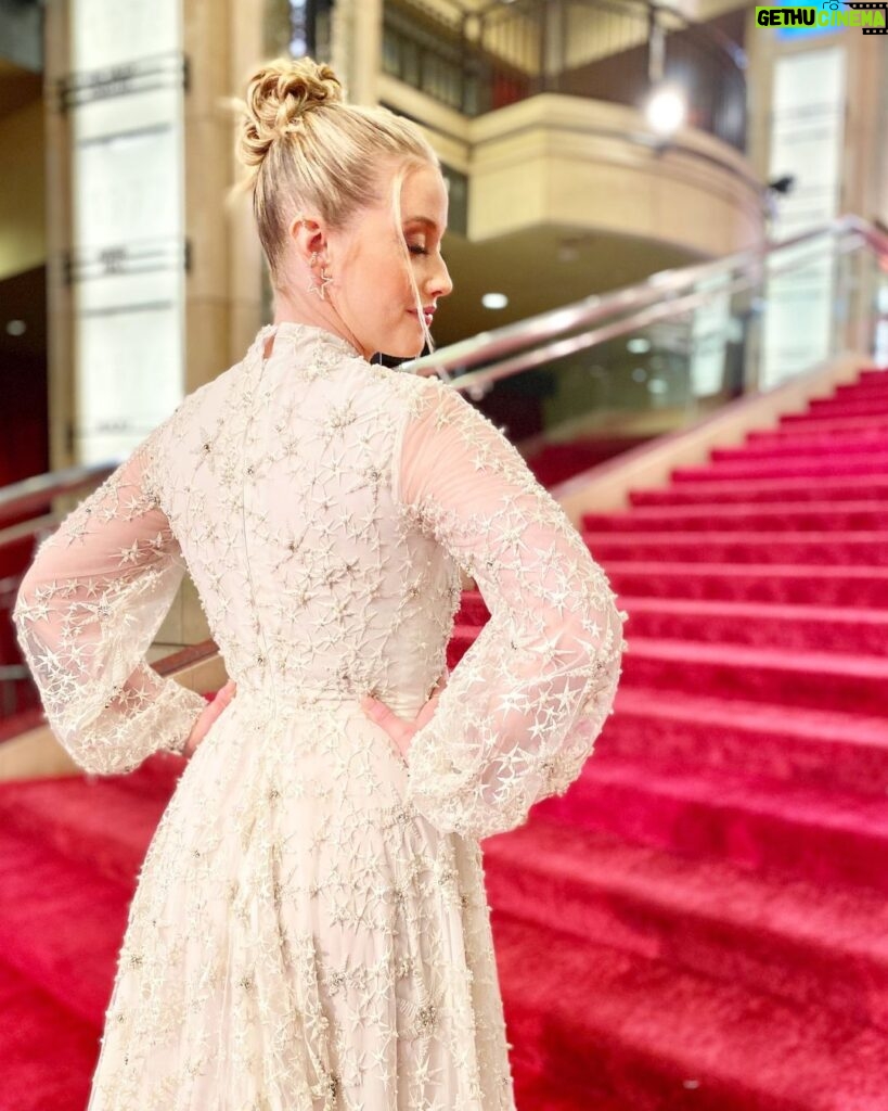 Liz Trinnear Instagram - Oscars 2022 Glam 🌟💃🏼 . . Styling: @katiektobin Dress: @rvng.couture 🇨🇦 Hair: @matthewstylist Makeup: @shabydassi Sneakers: @hoka 😂 📷: @georgepimentel1 @codosphotos The Oscars Red Carpet