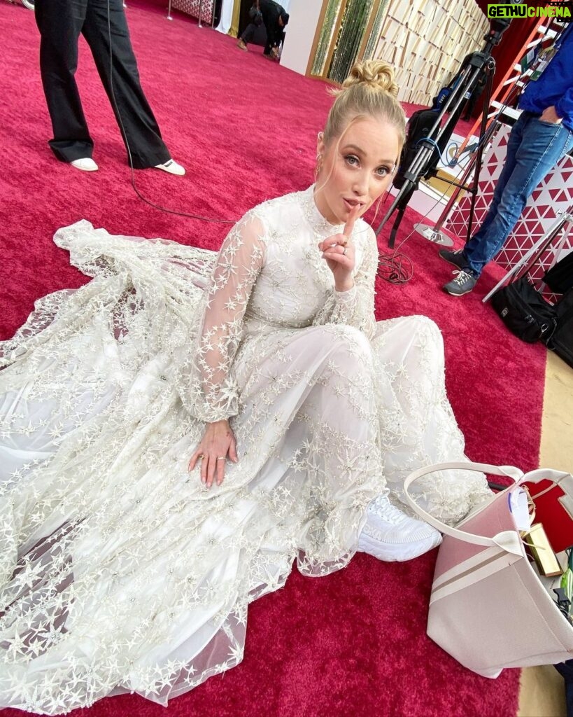 Liz Trinnear Instagram - Oscars 2022 Glam 🌟💃🏼 . . Styling: @katiektobin Dress: @rvng.couture 🇨🇦 Hair: @matthewstylist Makeup: @shabydassi Sneakers: @hoka 😂 📷: @georgepimentel1 @codosphotos The Oscars Red Carpet