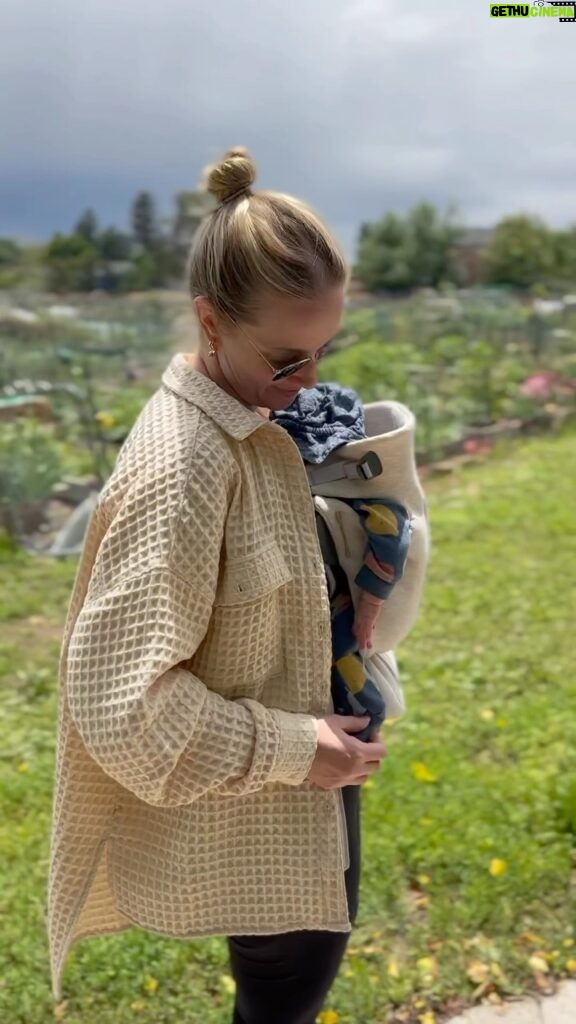 Liz Trinnear Instagram - My best friend in the best newborn carrier! It keeps her close, comfy and safe and the fabric is ultra soft and comfortable to wear (great for my sensitive skin). It’s safe to say: we both love it 💕 this is the Baby Carrier Mini in 3D Jersey by @babybjorn_northamerica available at @west_coast_kids