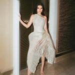 Liza Soberano Instagram - Appreciation post for last night’s look in honor of @voguephilippines’ first year anniversary! The dress which is from @rajolaurel’s Chrysalis collection, is crafted from a luxurious opaque metallic silk organdie. The dress and the collection draws inspiration from the captivating process of transformation, which was beautifully translated into his designs in a truly poetic way. I was so excited for this look as it resonates deeply with my personal journey of growth and evolution. When we saw the dress at Rajo’s atelier, we knew right then and there that this was the perfect fit for me. Just as Rajo's collection symbolizes transformation, this look symbolizes my drive for progression in my career and my development as both an actress and a human being. Thank you again @voguephilippines for a wonderful night full of meaningful conversations, art and patriotism. Mabuhay!! 🇵🇭 📸: @niko.gonzales Shangri-La The Fort, Manila