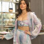 Liza Soberano Instagram - Under the sun and in the moonlight with @giorgioarmani 🪷 Wearing a silk ensemble from the #GiorgioArmaniMare collection ✨ @makeupbytanyaong @kimweeebol_ @carelessph Singapore