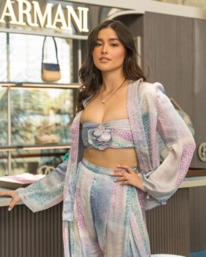 Liza Soberano Instagram - Under the sun and in the moonlight with @giorgioarmani 🪷 

Wearing a silk ensemble from the #GiorgioArmaniMare collection ✨

@makeupbytanyaong 
@kimweeebol_ 
@carelessph