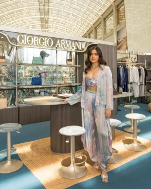 Liza Soberano Instagram - Under the sun and in the moonlight with @giorgioarmani 🪷 

Wearing a silk ensemble from the #GiorgioArmaniMare collection ✨

@makeupbytanyaong 
@kimweeebol_ 
@carelessph