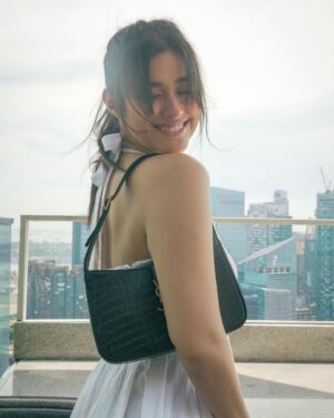 Liza Soberano Instagram - Sippin’ on Singapore skyline views 🍹

Wearing @julllog 🤍
