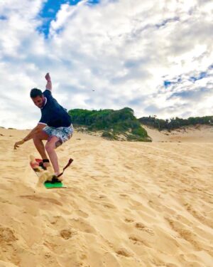 Loïc Fiorelli Instagram - Snowboarding on the brazilian’s dunes 🏂🤙🏼😍 #brazil #sandboarding #dunes #pipa #holidays #lovethisplace #travel #weflyjoon
