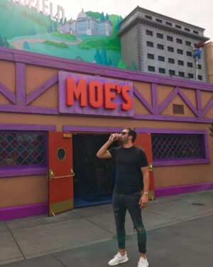 Loïc Fiorelli Instagram - On se boit une bière à la Taverne de Moe? 🍺 #duff #simpsons #universalstudios #homer #losangeles #california #USA
