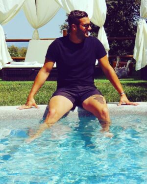 Loïc Fiorelli Instagram - Best place for vacation ☀️😎@l_oustaletdesmarres #france #bonheur #chill #pool #Sun