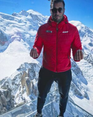 Loïc Fiorelli Instagram - Je faisais pas le fier... 😂 #pasdanslevide #aiguilledumidi #chamonix #montblanc #ski #esf #snow #sun