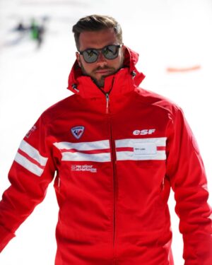 Loïc Fiorelli Instagram - Tu le poses et tu fais des poses. Au fait je suis enfin diplômé d’état de ski 🏅🥳