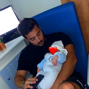 Loïc Fiorelli Instagram - Farrell ❤️ Tellement heureux d’avoir pu le voir arriver au monde, tonton était très stréssé et la maman très forte. Un neveu de plus qui finira, j’espère, sur les skis avec moi 😆😍 merci à tous pour vos nombreux messages qui m’ont fait chaud au cœur ❤️