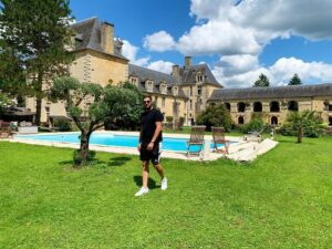 Loïc Fiorelli Instagram - Le Duc Lolo Di Fiorelli ⚜️
Château de Sauvebœuf en Dordogne, XIVe siècle, avec le plus grand musée préhistoire privée du monde ❤️ Si tu passes par ici, viens le visiter ou même te marier 😍