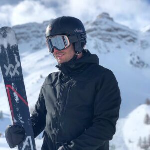 Loïc Fiorelli Instagram - La grande gagnante du concours est @jujudron! Félicitation! @aurakprotection? Casque haut de gamme très classe, très confortable, avec intérieur type Alcantara surpiqué main! Vrai ventilation avec grille métal, aucune transpiration grâce aux bonnes aérations. Tout est entièrement assemblé à la main! 
Le masque a de nombreuses aérations et de ce fait il y a aucune buée! Ensemble très robuste qui s’adapte parfaitement pour un confort maximal! www.aurak-protection.com