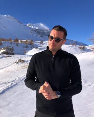 Loïc Fiorelli Instagram - Nouvelle saison à @vars_fob 🥶❄️☀️
Qui part au ski cet hiver? ⛷🏂