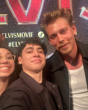 Lori Mae Hernandez Instagram - ✨ELVIS✨ Breathtaking movie!! Outstanding performance by @austinbutler !! And he was super nice!! Super fun night!! What more could you ask for!! What’s your favorite elvis song?! 🌟 #elvismovie #elvispresley #elvis #sagawards #sag #oscars