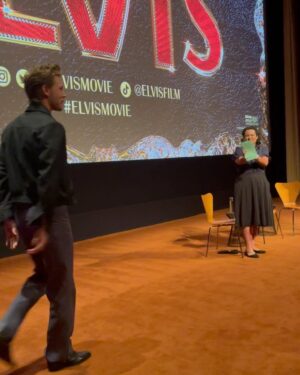 Lori Mae Hernandez Instagram - ✨ELVIS✨ Breathtaking movie!! Outstanding performance by @austinbutler !! And he was super nice!! Super fun night!! What more could you ask for!! What’s your favorite elvis song?! 🌟 #elvismovie #elvispresley #elvis #sagawards #sag #oscars