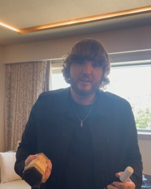 Luís Marvão Instagram - Que sonho @jamesarthur23 🙌🏻🙌🏻🙌🏻🙌🏻
Ainda não consigo tirar o sorriso e os meus músculos da cara doem de felicidade!
Hoje tive a oportunidade de entrevistar o @jamesarthur23 e ele disse que foi a melhor entrevista ever 😱😱! Whatttt!!?!?!!!? Am I dreaming? 🥹
Claro que ajudou levar uns pasteiszinhos de nata e o vinho do meu sogro 😌 Entretanto vou postar o vídeo da entrevista completa para saberem mais sobre e para perceberem a coincidência que foi em ter levado os pastéis! 
Que momento incrível, que certamente irei recordar sempre com este sorriso que faz doer o músculo. 😍
#jamesarthur #entrevista